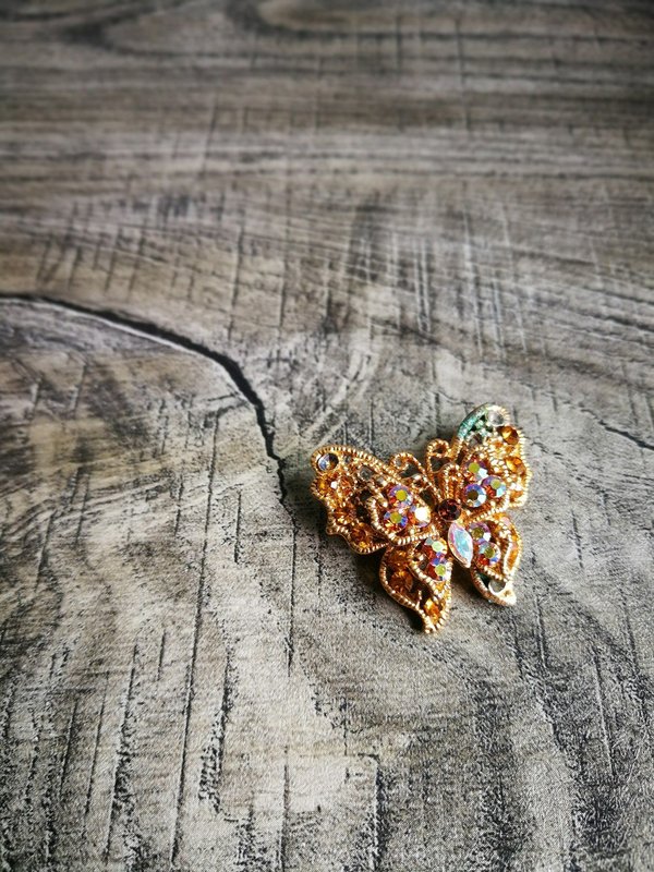 What's the Ideal Way to Wear a Brooch on a Work Blazer for a Touch of Sophistication?