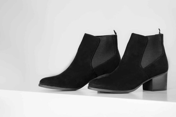 What Are the Best Ankle Boot Styles to Pair with Midi Dresses for Autumn?
